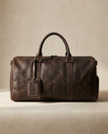 Bolso de viaje Andén de piel marrón, vista frontal de estudio