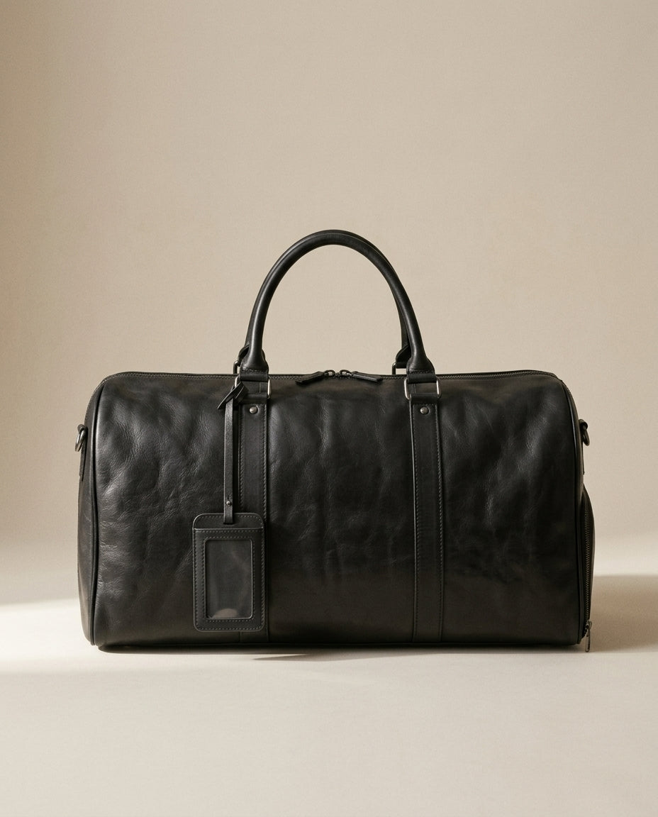 Bolso de viaje Andén de piel negra, vista frontal de estudio