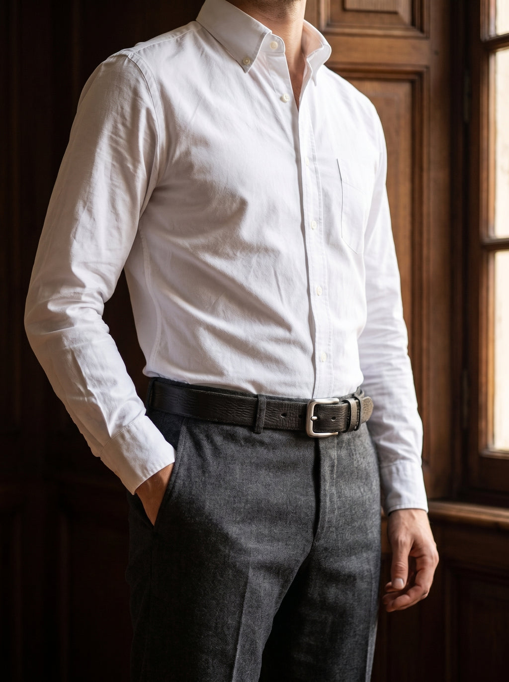 Cinturón Vía negro puesto con camisa blanca y pantalón gris de lana