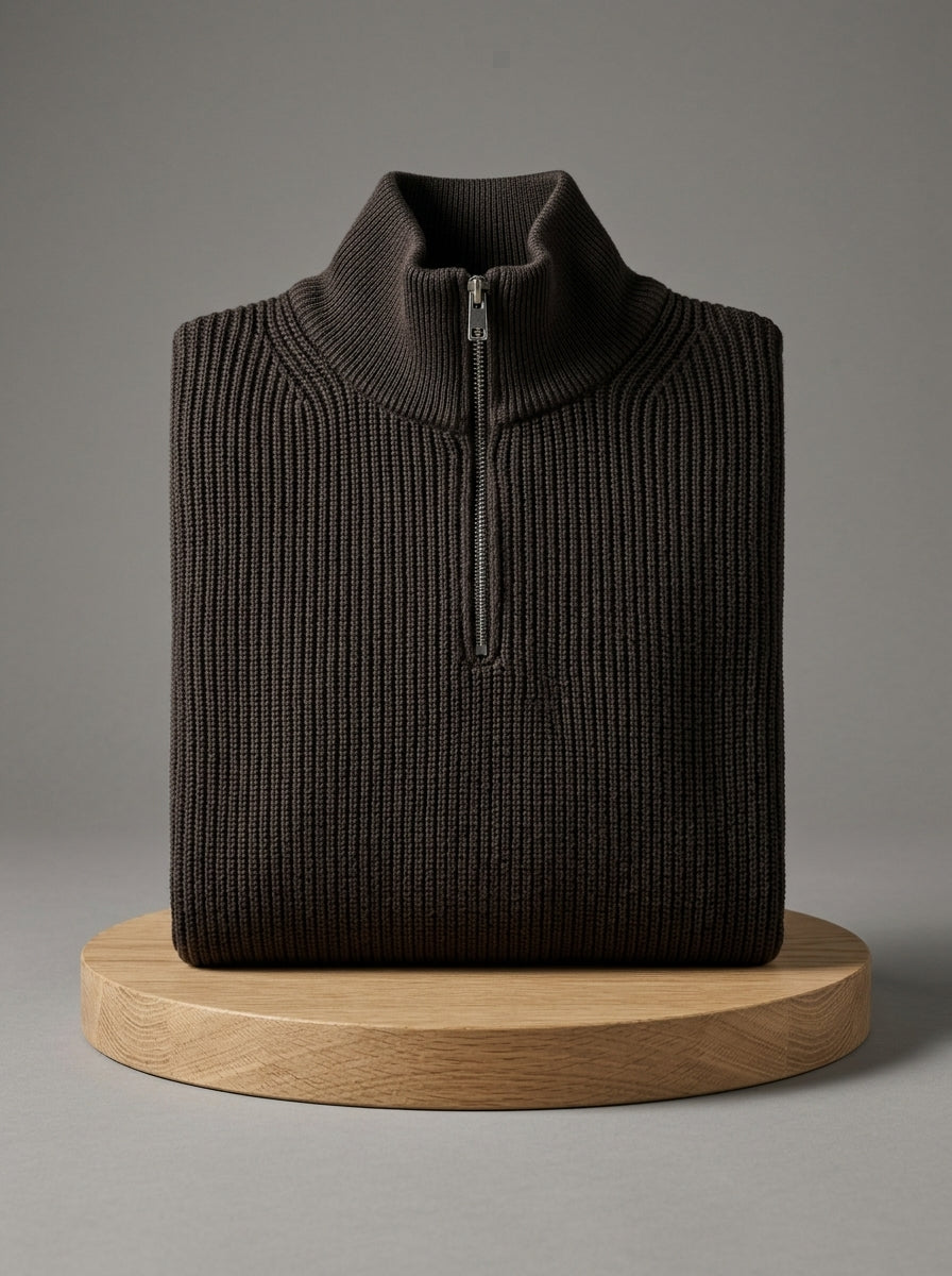 Jersey Mirador chocolate, doblado sobre un pedestal de madera