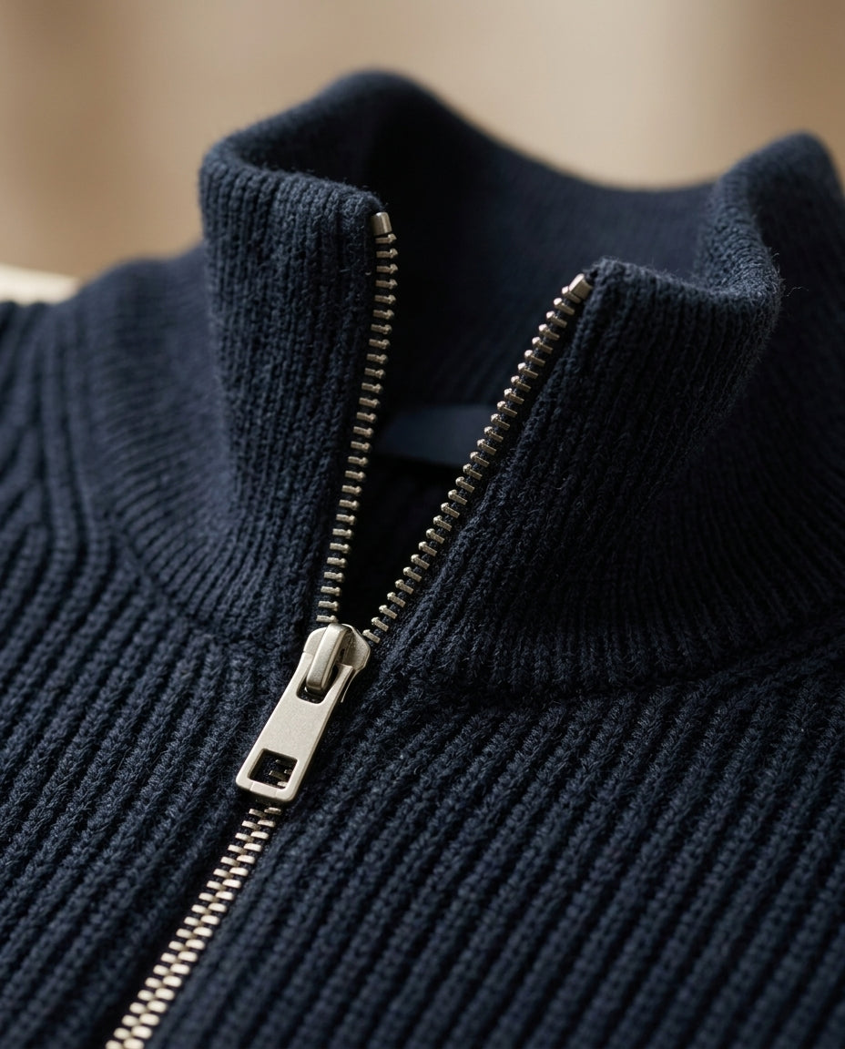 Jersey Mirador marino, detalle del cuello y la cremallera metálica