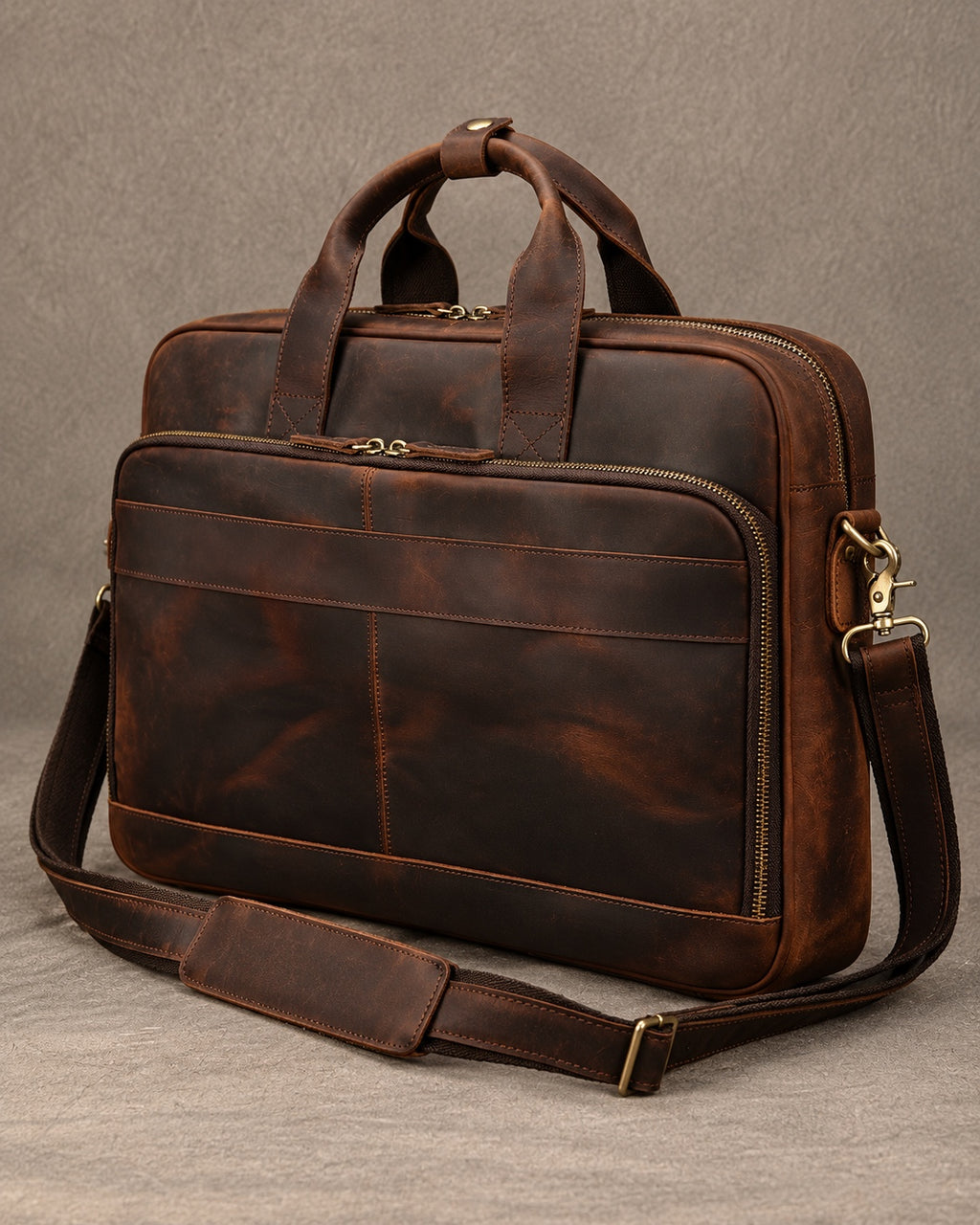 Maletín Consigna en vista de tres cuartos con la correa de hombro